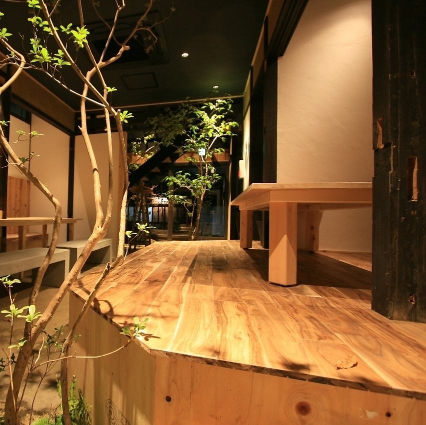 焼杉と漆喰を使った寛ぎの空間は、贅沢な大人時間を演出します◎