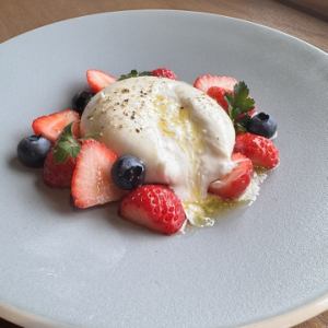 【NEW】季節のフルーツとブラータチーズ