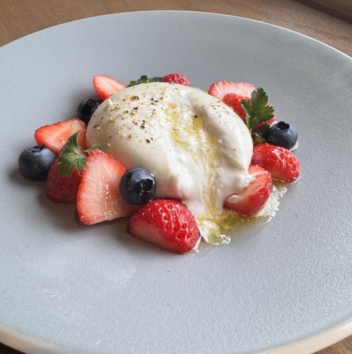 【NEW】季節のフルーツとブラータチーズ