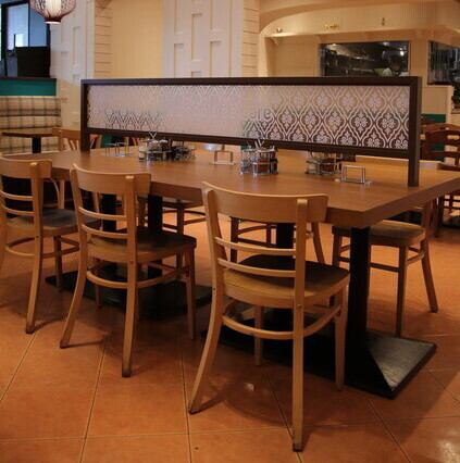 The table seats with a partition in the middle can be used like a counter.Perfect for a solo diner or a date.