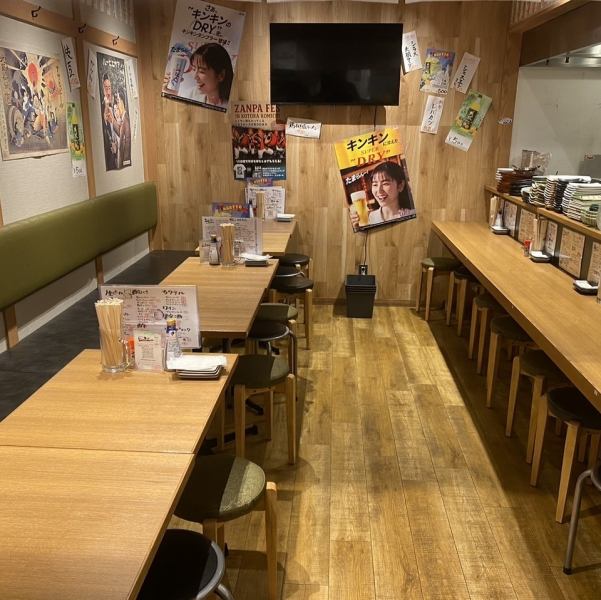 落ち着いた雰囲気のテーブル席で、リラックスした時間を楽しめます。仲間との楽しい会話が弾むアットホームな場所です★デートや合コンにも最適で、特別な思い出を作るのにぴったり。誰かと一緒においしい料理を楽しむのも、静かな時間を過ごすのも◎あなたのスタイルで心地よく過ごせる空間がここにあります◎