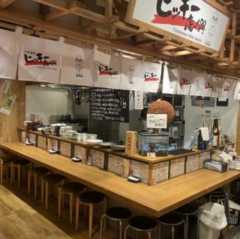 スタッフとの会話も楽しめる賑やかなカウンター席！デートやご友人とぜひ！