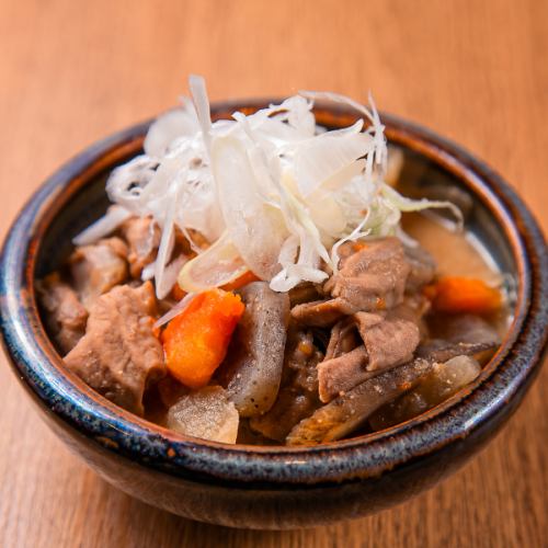 【家庭の温もりを感じる、じっくり煮込まれた深い味わい♪】もつ煮こみ