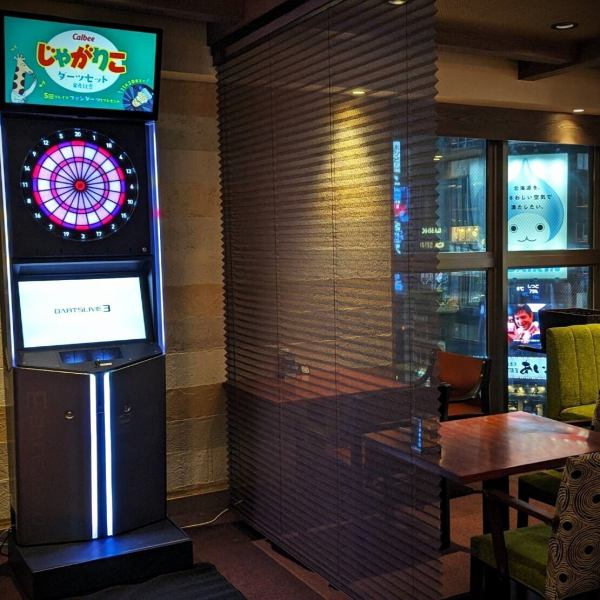 限定1台のダーツ台もお楽しみいただけます。お酒を片手に盛り上がること間違いなし　フロアとフロアを繋ぐ通路にはワインセラーが。世界各国から仕入れたワインを、最高の状態で提供いたします。