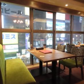 BARコーナーのテーブル席です　すすきのの夜景を見ながら　解放感あふれるテーブル席となっております
