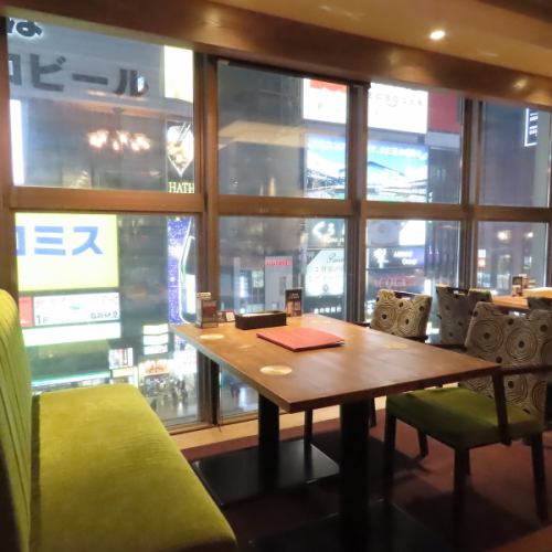 BARコーナーのテーブル席です　すすきのの夜景を見ながら　解放感あふれるテーブル席となっております