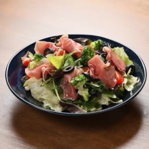 イサンテグリーンサラダ～余市ワインポークの生ハム乗せ