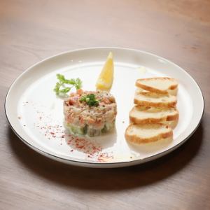 サーモンとホタテのスモーク風タルタル仕立て