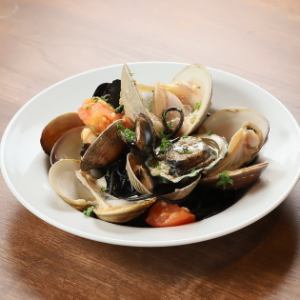 具たっぷり　イカ墨練麺のボンゴレビアンコ