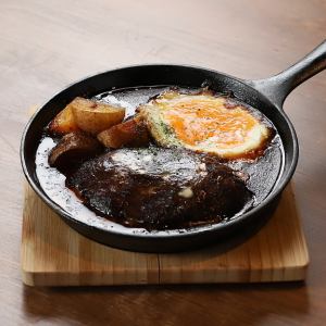 デミグラスソースの煮込みハンバーグ