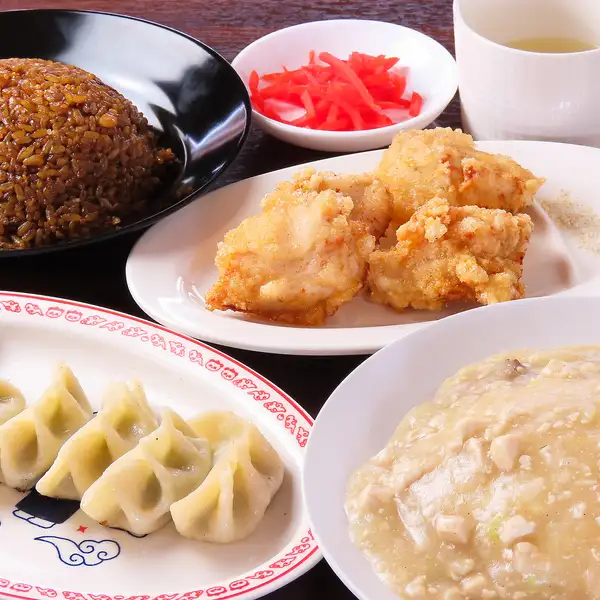 还有自制饺子和炸鸡！精心制作的小菜，和炒饭的味道完美搭配♪