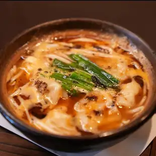 招牌餃子：辣味黑餃