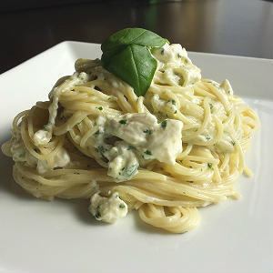 ベーコンとトマトのクリームジェノベーゼパスタ