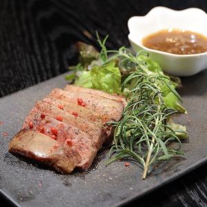 国産牛の厚切りタンのビフテック