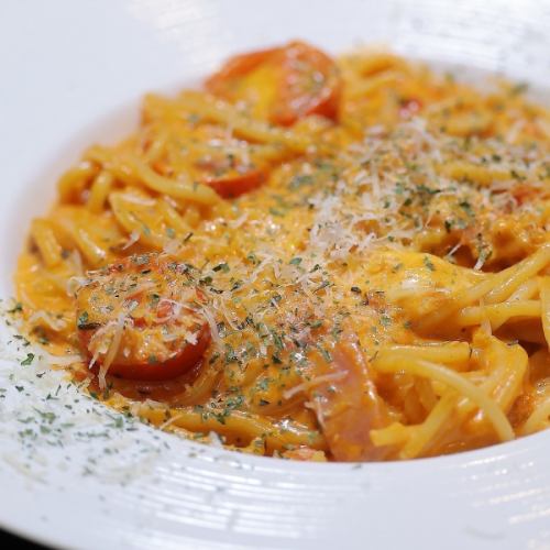 ベーコンとモッツァレラチーズのトマトパスタ