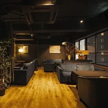 可容納25人的半私人沙發房