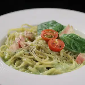 Bacon and tomato cream pesto pasta