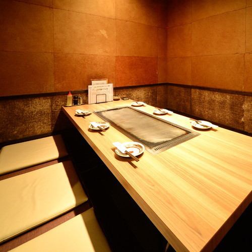 It is a private room with a digging room that can accommodate from 7 people to a maximum of 12 people, so you can have a relaxing banquet.For large group reservations, please reserve this seat by phone.Since it is a completely private room, there is no contact with other customers.There is a ventilation fan for each seat.