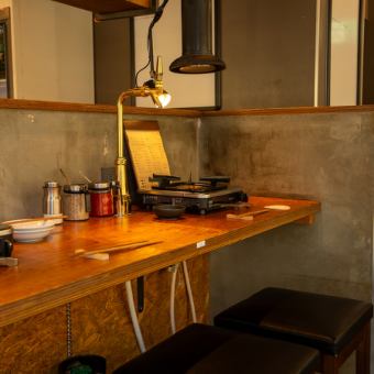 肩を並べて親密な会話を楽しみたいカップルやご夫婦でのお食事におすすめのお席です◎活気のある空気を楽しみながら、熟成ラム肉の様々な部位をご堪能ください。