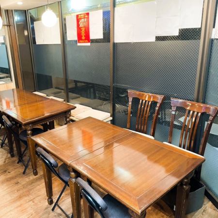 10名以上での貸切にも対応しており、地元の集まりや会社のちょっとした飲み会にも活用しやすい空間です。テーブルのレイアウト変更も柔軟なため、参加人数に応じて調整が可能。コンパクトな店舗だからこそ、貸切にすると一体感が生まれ、盛り上がりやすいのが魅力です。