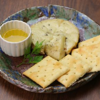 カマンベールチーズの藁焼き　～はちみつで～