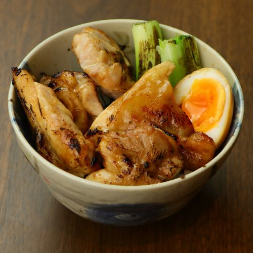 藁焼き鶏丼　煮卵を添えて