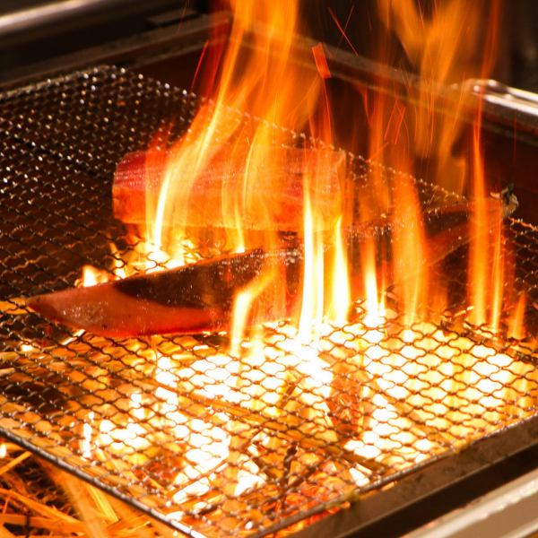 【名物藁焼き】藁の香りが広がる店内で、カツオやマグロを目の前で豪快に焼き上げます。