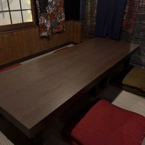 【2名様テーブル席×1】ご友人やカップルでのお食事にちょうど良い2人掛けのお席です。気軽にサシ飲みなどでご利用ください。