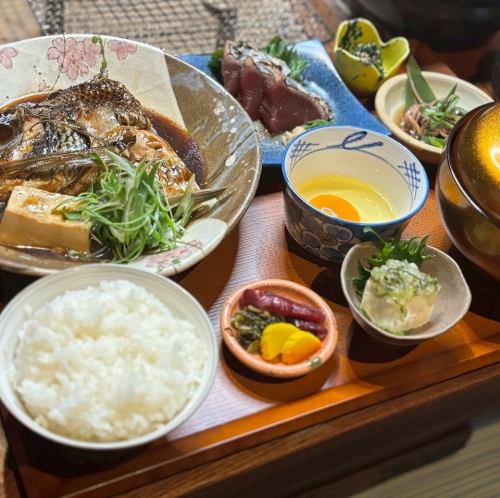 海鮮港町 特大 魚の煮付け御膳/刺身付き