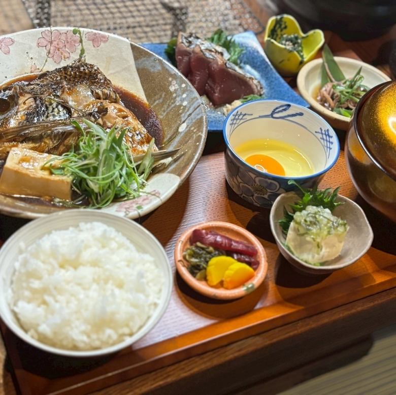 海鮮港町 特大 魚の煮付け御膳/刺身付き