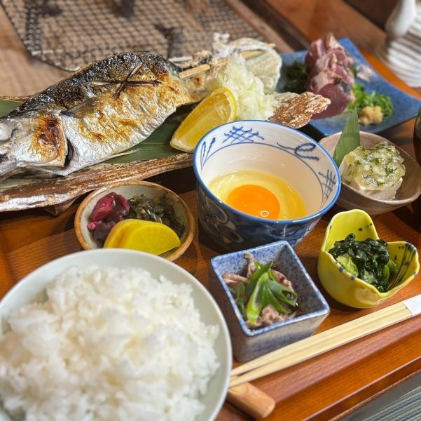 【店のイチオシ料理】注文に迷ったらコレ◆サバの塩焼き御膳　2200円(税込)※刺身付き