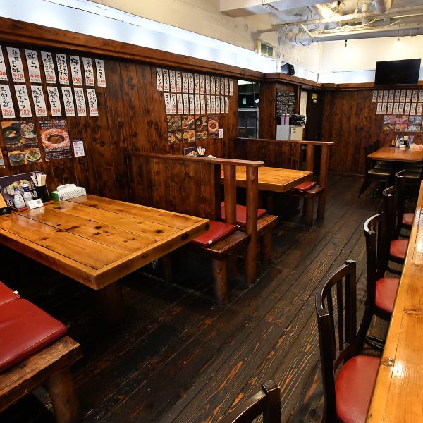 カウンター席、ボックス席、テーブル席をご用意　広くゆったりと使っていただけます。ゆとりのある席配置は気兼ねなく過ごせる雰囲気です。靴は脱げませんが、足を伸ばしてリラックスもできます！友人との飲み会やご家族との飲み会など様々なシーンでご利用いただけます♪九州料理を食べたくなったら当店へご来店ください♪