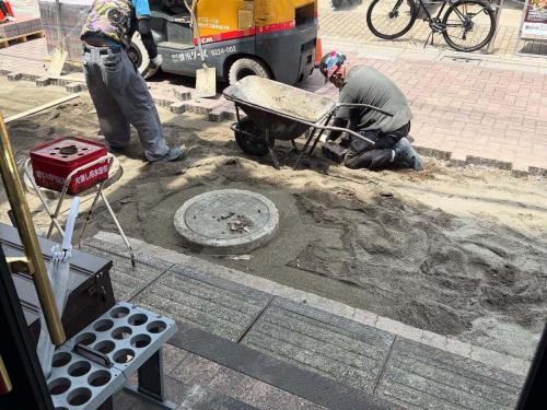 7/1からランチ営業始めました🔥
だけど…まさかの道路工事と丸かぶり（笑）
看板作ったのに見えない！入れない！
8日まで続くって聞いたけど、営業は元気にしてます💪
もし気づいたらぜひ応援お願いします🙏✨

#店主の叫び #ランチ営業中 #どまんなかの挑戦