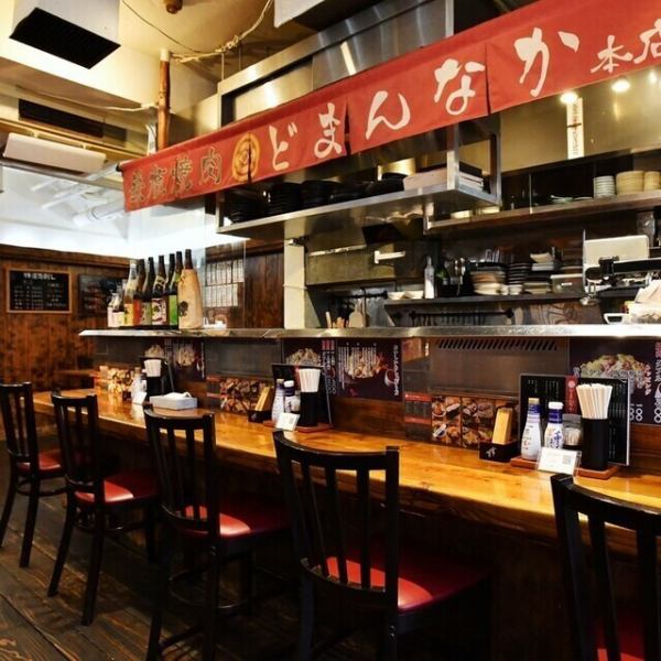 目の前で調理風景が楽しめるカウンター席は、お一人様はもちろん、少人数のご利用に最適です。自慢の料理をゆっくりとお楽しみいただけます。また、大切な方との記念日や誕生日など、特別なシーンにもぴったり。落ち着いた雰囲気の中、親密な会話と上質な料理で、記憶に残る時間をお過ごしください。