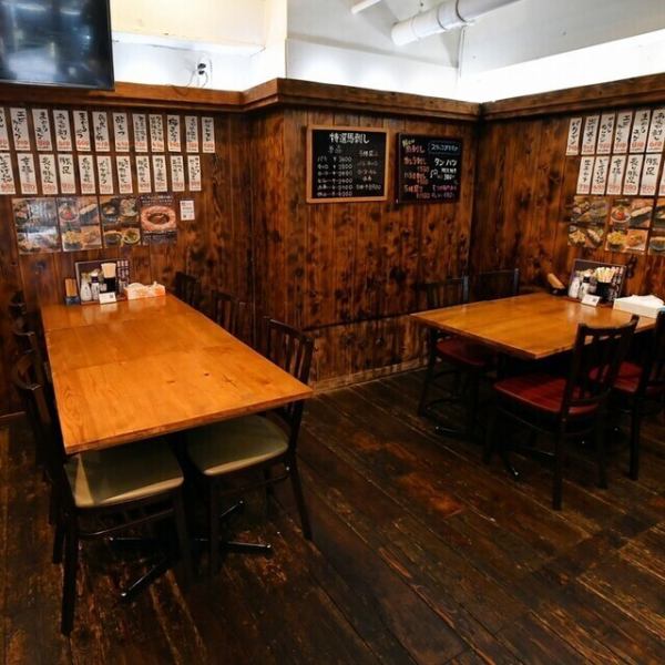 広々としたテーブル席をご用意しております。ゆったりとした空間で、ご家族やご友人とのカジュアルな食事シーンにも最適。周りを気にせず、美味しい料理を囲みながら会話に花を咲かせてください。広々としたテーブルは、お料理をたくさん並べても余裕があり、時間を忘れてゆっくりとお食事をお楽しみいただけます。