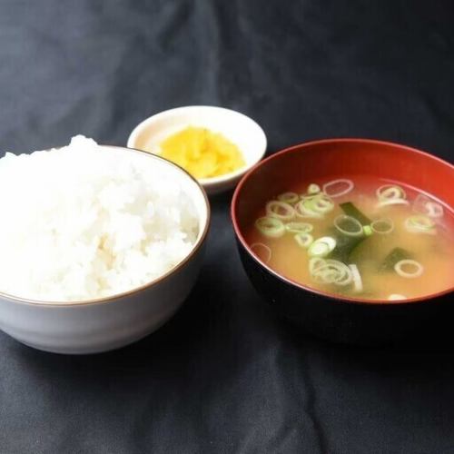 めし中 味噌汁 沢庵付