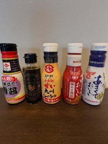 🎍新年快乐。

今年是马年，也是每 60 年一遇的日之骏马年。
这是一个特殊的年份，或许一生只有一次。

事实上，在中间
我们对马肉刺身的要求非常高。
居酒屋里能吃到的马肉刺身是什么？
我相信我们独树一帜。

按地区和部分划分，
我们提供从价格实惠的商品到“最高品质”商品的各种选择。
我们打造了一系列产品，让每个人都能尝试不同的口味。

酱油是制作马肉刺身必不可少的配料。
自开业以来，我们一直精心挑选产品。
Fundokin出品的香甜可口的“刺身酱油”。

因为今年是马年，
这次，我还尝试了另一种九州酱油。

结果 - 
我个人的建议是：
不出所料，是Fundokin的“特甜酱油”。

所以，
我们有九州五种酱油可供选择。

点马肉刺身时
如果你告诉我们，“我在Instagram上看到了，想试试看”，
数量有限，先到先得！我们将提供免费试吃所有酱油。

感谢您今年以来的持续支持。

#博多铁板烧烤架就在正中间
#认真对待马肉刺身
#海戈
九州酱油
#来自店主的推文