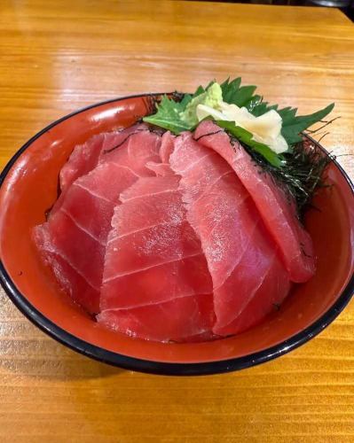 🔥来这家酒吧，感受九州美食滋滋作响的美味，爱上它吧！

[博多铁板烧烤肉Domannaka] @tpdomannaka
在东京竹野塚市体验博多的正宗风味和热辣口感！
九州特色美食一应俱全，包括铁板烤肉、鸡皮、一口大小的煎饺和马肉刺身，全部从熊本直送🍖✨

🆕📢午餐服务将于7月1日开始！
包含海鲜盖饭、博多铁板烧和中津炸鸡午餐的三道菜套餐，菜品种类丰富，保证让您吃得心满意足。🍚✨ 不仅有大份量可选，还有小份装。
我们也提供小杯啤酒和午餐咖啡☕🍺

🫕 晚上，我们提供特别课程“6场火锅大战”。
黑猪肉涮涮锅、黑和牛牛肉火锅、水炊、明太子蘑菇火锅、辣面火锅、蒸饺火锅
6 种菜品无限量畅吃畅饮（120 分钟/4,800 日元）！

🚶‍♀️很多顾客来自草加、越谷和足立地区！
热闹的氛围和热情周到的员工，无论白天还是晚上，都能让您满意而归！

🍺我们还有各种各样的酒精饮料，包括果肉丰富的酸味饮料和九州烧酒。
最后一道菜，一定要尝尝“肉和牛蒡天妇罗乌冬面”，绝对不会让你失望！

📍在东京市中心，就能品尝到九州风味。我们期待您的光临！
#无限量火锅
#马肉刺身
#福冈料理
#竹之冢站
我想结识美食爱好者
九州料理
#东京居酒屋
#博多料理居酒屋
#九州美食
#竹野塚站午餐
竹野塚站东口
博多料理