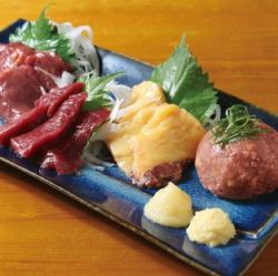 馬刺し4種盛り合わせ（国産上赤入り）