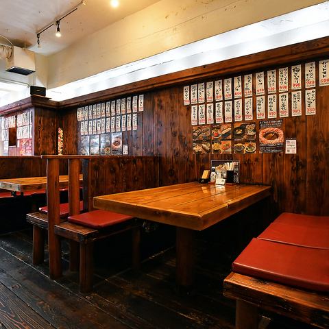【九州酒場で食事・宴会】オススメゆったり座れるBOX席は、ご家族・お仲間同士で仲良く過ごすのにもぴったり！他テーブル席は人数に合わせレイアウト変更でき少人数でもグループでも「自分たちの空間」でワイワイお愉しみいただけるよう、最適な特等席を用意してお待ちしています！