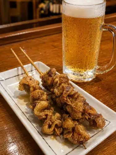 暑い日は、もうこれでいい。
キンキンに冷えた生ビールをグイッ。
すかさず、香ばしく焼けたカリカリとりかわ串をパクッ。
カリッ。ジュワッ。ゴクッ。
この無限ループ、夏には逆らえません。
今日も暑かった皆さま。
仕事帰りは、そのままどまんなかへどうぞ。
最初の一杯、最高の状態でお待ちしています。
#どまんなか
#竹ノ塚グルメ
#竹ノ塚居酒屋
#生ビール
#カリカリとりかわ串