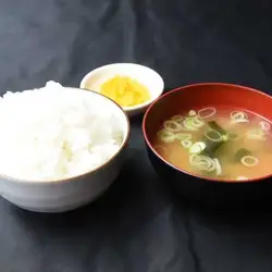 めし　中　味噌汁・沢庵付
