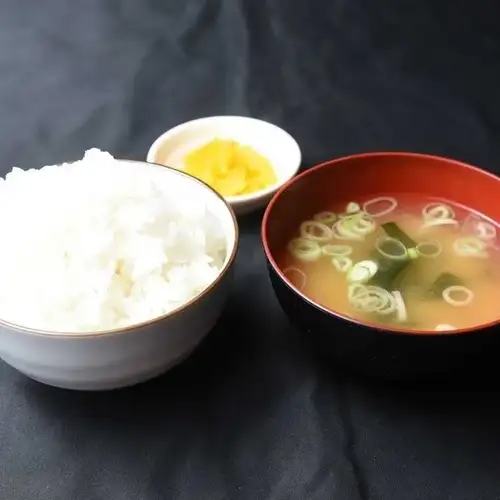 めし　中　味噌汁・沢庵付