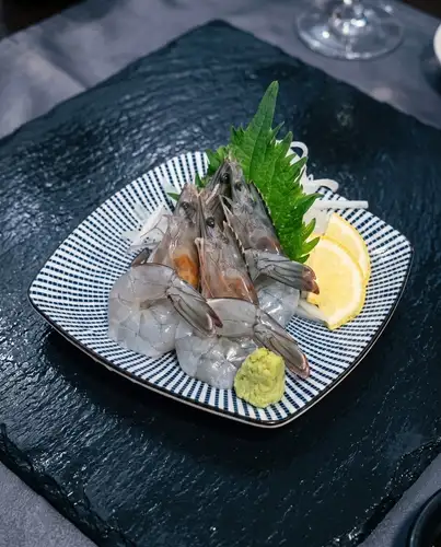 白姫えびの刺し、やばいやつです。
頭の中にびっしり詰まった海老味噌、これだけで酒が進みます。
まずは頭をそのまま吸う。濃い。旨い。
そこから身をわさびと醤油でいただくと、甘みがちゃんとある。
えびの甘さって、こういうことか、ってなります。
竹ノ塚で本場九州の鮮魚刺しが食べられるって、正直まだ知られてないと思うんですよね。
芋焼酎と合わせると、これがまた止まらない。
夜、仕事終わりにこういうのをちゃんと食べたい人、来てください。
博多鉄板焼肉酒場どまんなか
竹ノ塚駅東口 徒歩1分
#竹ノ塚グルメ #足立区グルメ #九州料理 #博多鉄板焼肉どまんなか #海老刺し