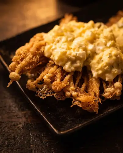 シルバーウィーク、集まりのつまみどうする問題。

チキン南蛮じゃないです。
えのきです。

えのきを揚げて、自家製タルタルをこれでもかと乗せた一皿。

見た目はチキン南蛮みたいな顔してるのに、正体はえのきっていうギャップが面白くて、食べた人みんな「え、これえのき？」ってなります。

タルタルはケチらず乗せてます。
背徳感ある量です。
それがうまいんです。

大皿でドンと出せばつまみとして場が盛り上がるし、酒も進む。
シルバーウィークに人が集まるなら、こういうやつを一品混ぜてほしい。

もちろんどまんなかでも食べられます。

竹ノ塚駅東口から1分。
仲間と一杯、待ってます。

#竹ノ塚グルメ #足立区グルメ #博多鉄板焼肉どまんなか #九州料理 #シルバーウィーク