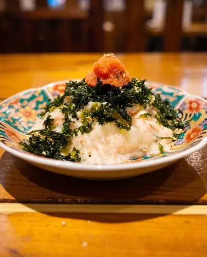 月より食欲。

今夜は中秋の名月ですが、
空より先に腹が鳴ってませんか？🌕

黄金色の明太とろろポテサラ、
見てください、このビジュアル。

とろとろのポテサラの上に
明太がどんっと乗って、
海苔と胡麻がまた食欲をそそる。

お月見しながらこれで一杯、
最高の金曜夜じゃないですか。

仕事帰りにそのまま竹ノ塚駅東口から
歩いて1分で来られます。

着替えも予約もいらない。
今夜サクッと飲んでいきましょう。

博多鉄板焼肉酒場どまんなか
東京都足立区竹の塚1-40-10
竹ノ塚駅東口 徒歩1分
金曜 17:30〜23:00（料理L.O. 22:00）

#博多鉄板焼肉どまんなか #竹ノ塚グルメ #足立区グルメ #九州料理 #中秋の名月