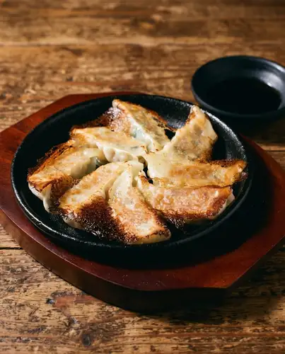 9月、お疲れさまでした。

ほんとに。
期末もあって、今月は特にしんどかった人も多いんじゃないですか。

そんな日の締めくくりは、
ガツンとにんにくが効いた博多ひとくち漢餃子を
熱々の鉄鍋からそのままほおばって、
キンキンに冷えたサワーで流し込んでください。

それだけで、かなり報われます。笑

同僚を誘ってサク飲みでも、
「今日は自分にご褒美」の一人来店でも、
どっちも大歓迎です。

竹ノ塚駅東口から歩いて1分。
仕事帰りにそのまま寄れます。

今月もお疲れさまでした。
あとは飲んで食べて、ゆっくり休んでください🍺

博多鉄板焼肉酒場どまんなか
東京都足立区竹の塚1-40-10
火～金 17:30～23:00
土 17:00～翌0:00
日 17:00～22:00

#博多鉄板焼肉どまんなか #竹ノ塚グルメ #足立区グルメ #九州料理 #竹ノ塚