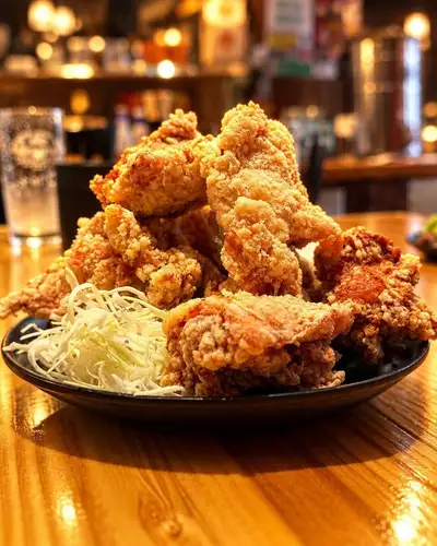 今週もお疲れさん。

金曜の夜はこれに限る。

山盛りの唐揚げ、肉汁ぱんぱんのやつ。
ハイボールで流し込む、あの感じ。

揚げたてをそのまま持ってくるから、
外はザクザク、中はジュワッと。
一個食べたら止まらんやつ。

竹ノ塚東口から1分、
今夜の席、まだ空いてます。

プロフのリンクから予約できるんで、
仲間引き連れて来てください。

#博多鉄板焼肉どまんなか #竹ノ塚グルメ #足立区グルメ #九州料理 #唐揚げ