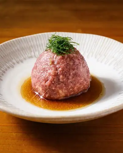 仕事終わりの一杯、最初に頼んでほしいのはこれです。

馬とろの生つくね。

馬肉のとろっとした口どけが、口に入れた瞬間からくる。
ふわっとした食感のあとに、甘辛い特製ダレがじわっと広がって、大葉の爽やかさがすっと抜ける。

焼酎に合う。ハイボールにも合う。
最初の一品としてこれを頼んでもらうと、その後の流れが全部よくなる気がしてます。

難しいことは何もなくて、ただうまいんです。
だから最初に頼んでほしい。

竹ノ塚駅東口から歩いて1分なので、今日の仕事帰りにそのまま寄ってください。

お待ちしてます🍶

#竹ノ塚グルメ #足立区グルメ #博多鉄板焼肉どまんなか #九州料理 #仕事帰りの一杯