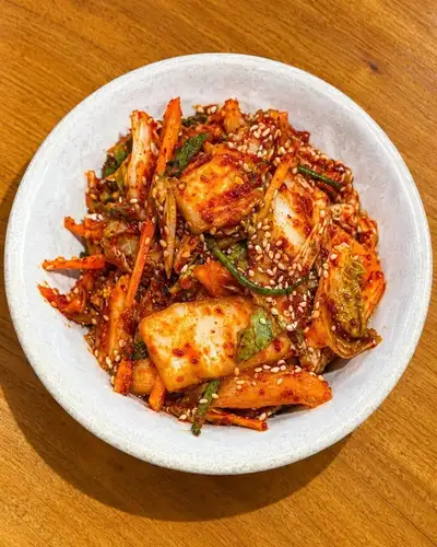 I'll order some fresh kimchi.

Before the meat, start with this.

Our raw kimchi is not fermented.
We mix it with our homemade sauce every time an order comes in.

That's why it's so crisp.
The cabbage retains its crisp texture, followed by a sharp, spicy kick.
It's completely different from the pickled kind.

You'll think, "So this is what raw kimchi is like."

The meat and spicy noodles are both delicious,
Starting with this on the first plate really changes the mood.

When you arrive, please just say one thing first.
"I'll order some fresh kimchi," he said.

It's a 1-minute walk from the east exit of Takenotsuka Station.
Come tonight! 🔥

#Hakata Teppanyaki Domannaka #Takenotsuka Gourmet #Adachi Ward Gourmet #Kyushu Cuisine #Fresh Kimchi